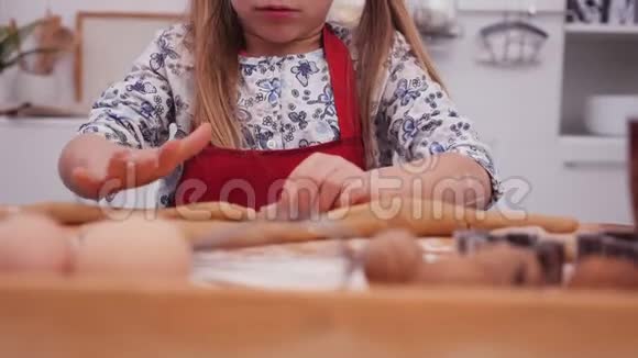 小女孩在玩饼干面团用手擀面视频的预览图