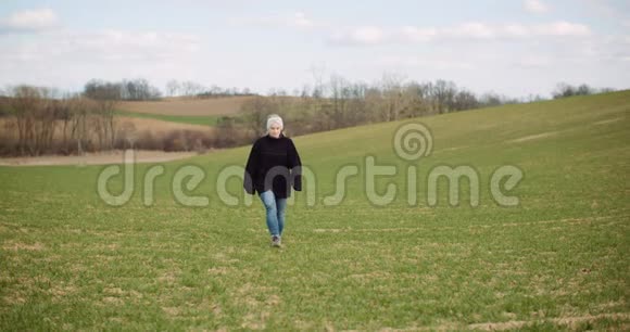 农业农业领域的女农民视频的预览图