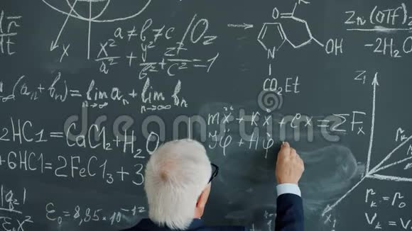 老人在黑板上书写计算和公式的慢速后视视频的预览图