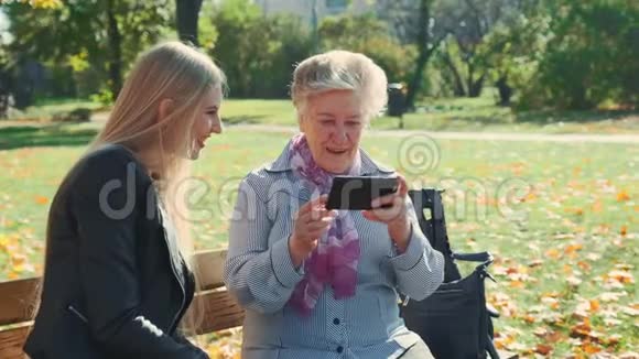 老奶奶给孙女看智能手机照片视频的预览图