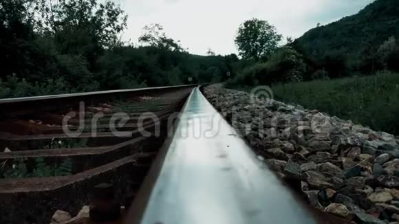 穿过这座山的铁路轨道靠近视频的预览图