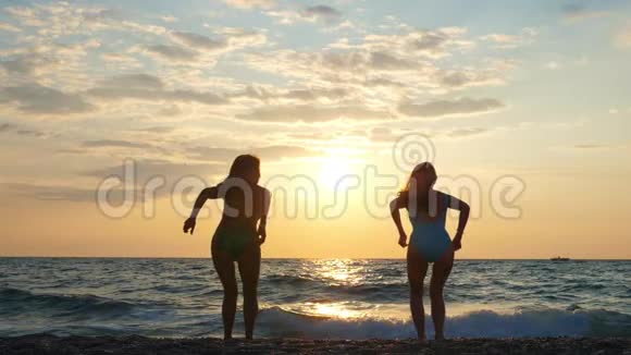 夏季在海滨玩得开心的年轻面目全非的游客视频的预览图