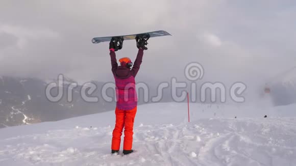 滑雪场山顶带滑雪板的女孩滑雪板冬季运动与寒假概念晴朗的冬天视频的预览图