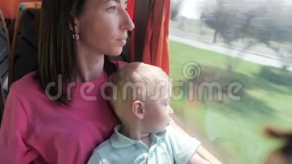 阳光明媚的日子里年轻的母亲和小儿子坐公共汽车旅游旅游家庭观念视频的预览图