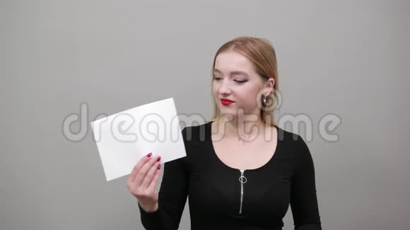幸福的女人用食指指着一张干净的白纸视频的预览图
