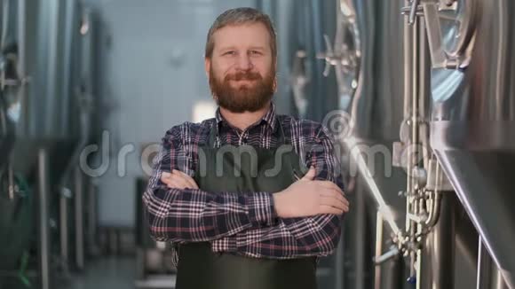 肖像商人留着胡子的男酿酒师站在酿酒厂里看着摄像机视频的预览图