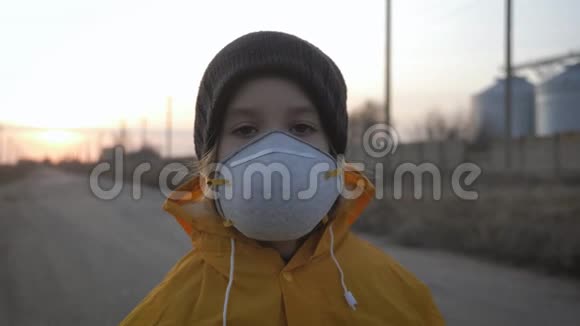 大气污染与人民健康理念在工业工厂烟雾背景上戴防护面罩的女孩子视频的预览图