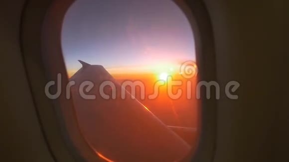 日落时的飞机窗口视图视频的预览图