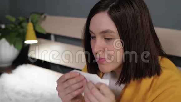 女孩吹鼻子漂亮的白种人女人用纸手帕擦鼻涕感冒流感视频的预览图