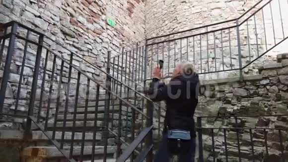 一个女孩穿过古老的城堡拍照视频的预览图
