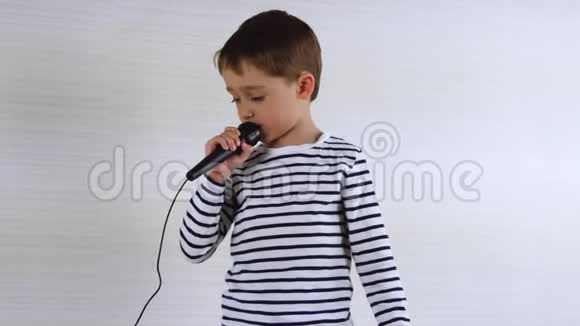男孩拿着麦克风唱歌他的脸表达情绪面部表情手势小可爱视频的预览图
