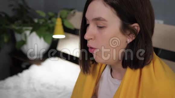 女孩咳嗽迷人的年轻女人咳嗽剧烈用餐巾盖住她的嘴感冒流感喉咙痛急性视频的预览图