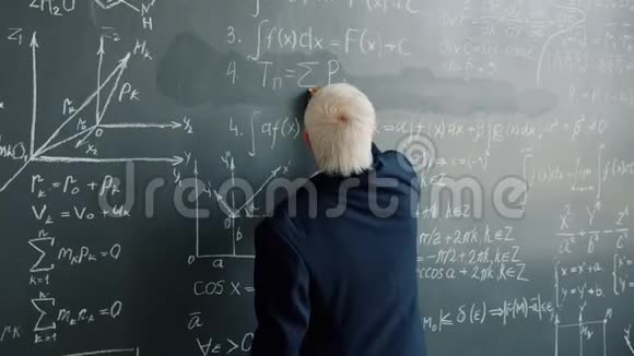 在室内黑板上写公式的智能人的慢动作视频的预览图
