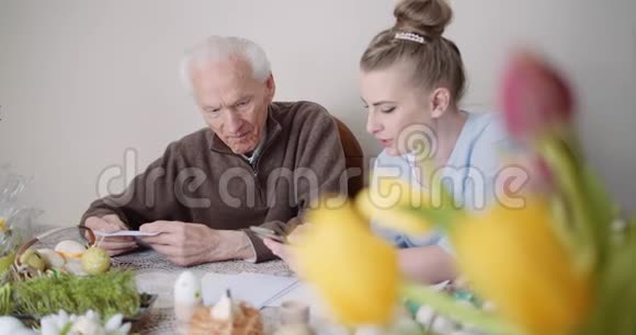 复活节快乐爷爷和孙女说话视频的预览图
