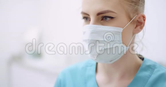 戴防护面罩的女医生视频的预览图