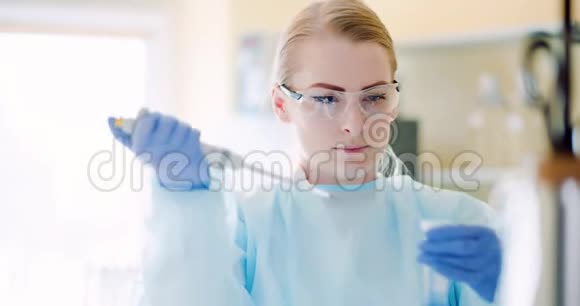 女科学家将液体或病毒注入实验室视频的预览图