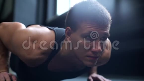 肌肉发达的年轻人做俯卧撑运动的特写脸视频的预览图