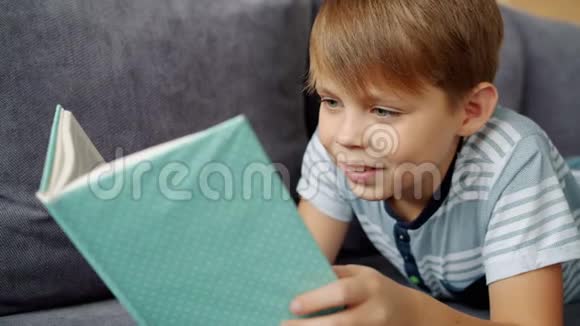 微笑的孩子独自阅读书籍享受童话般的快乐视频的预览图