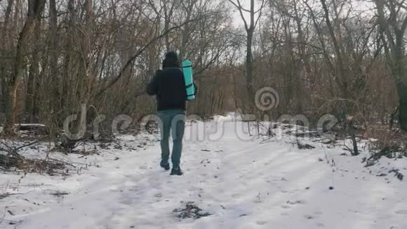 背着背包在白色冬日森林里徒步旅行的人雪天户外休闲健康生活旅行视频的预览图