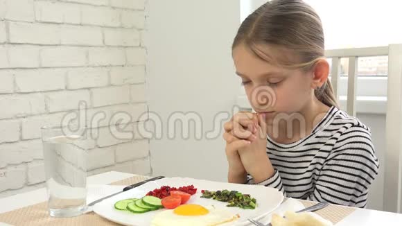 儿童在厨房吃早餐前祈祷儿童准备吃晚餐宗教观视频的预览图