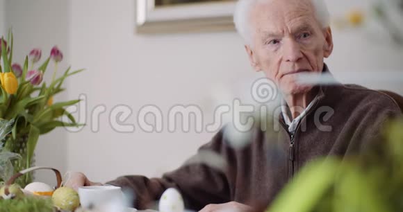 老人退休了朗利老人独自坐在桌旁视频的预览图