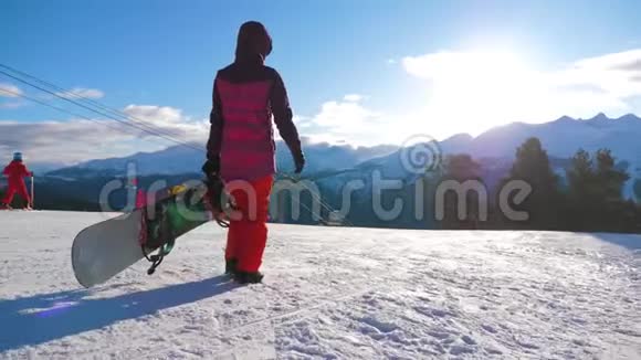 滑雪场山顶带滑雪板的女孩滑雪板冬季运动与寒假概念晴朗的冬天视频的预览图