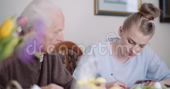 祖父和孙女写复活节贺卡视频的预览图