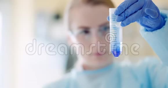 科学家在实验室中混合液体同时研究DNA视频的预览图