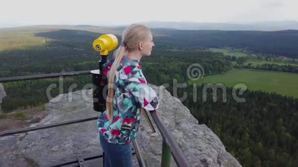 女人看着山顶上美丽的景色视频的预览图