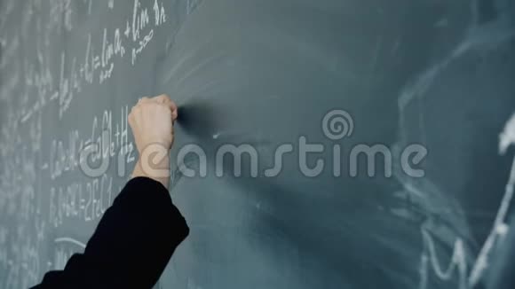 黑板上女性手书写化学公式的慢动作特写视频的预览图