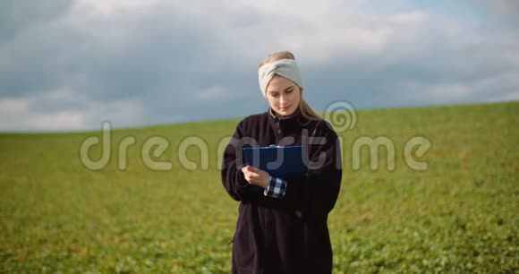 女农场主检查油菜田视频的预览图