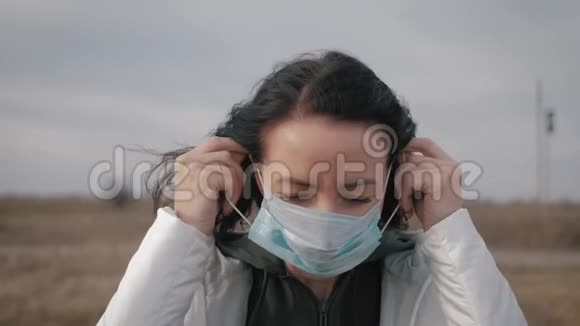 带着医疗面罩的女孩保护她不受病毒感染大流行冠状病毒的概念视频的预览图