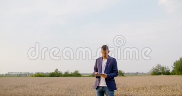 农业农民在收获过程中使用数字平板电脑视频的预览图