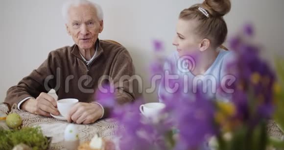 复活节快乐爷爷和孙女说话视频的预览图
