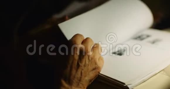 看文件的老人晚上在书桌旁视频的预览图