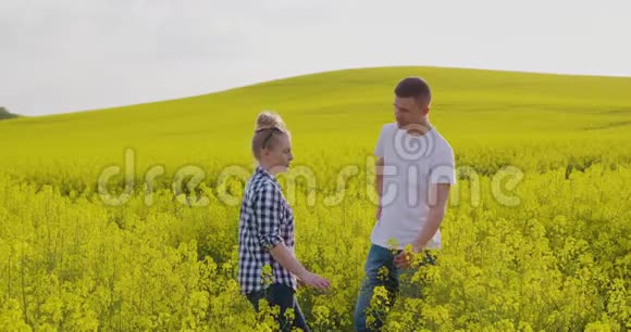 两名农民从事田间农业视频的预览图