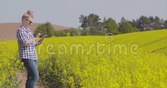 农业中使用数字平板的女性农民视频的预览图