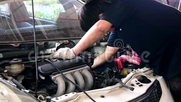 亚洲汽车机械师检查和修理发动机视频的预览图