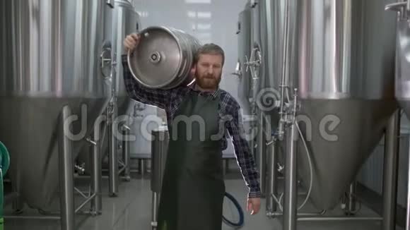 男酿酒工携带装满啤酒罐的桶视频的预览图