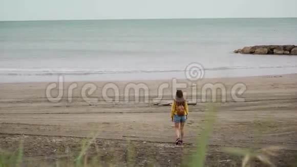 年轻女子欣赏海景的后景来到地中海带背包的幸福女人旅行假期视频的预览图