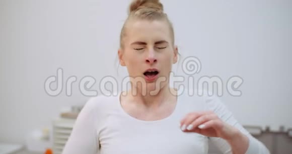 打喷嚏的女人有冠状病毒症状视频的预览图
