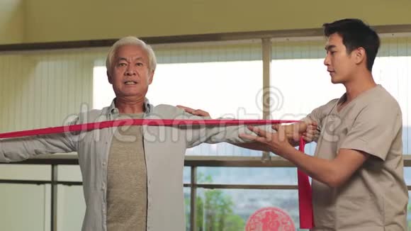 亚洲老人在康复中心锻炼视频的预览图