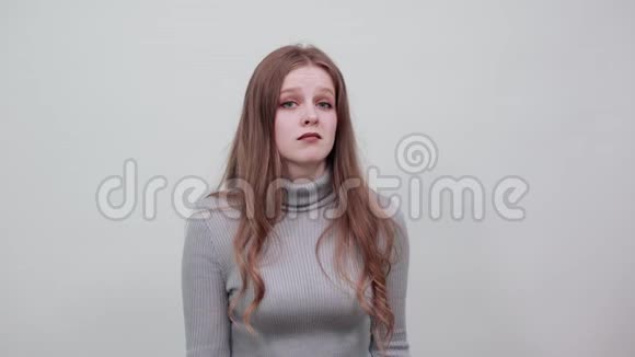 穿灰色毛衣的女人不满一个愤怒的女孩指着方向视频的预览图