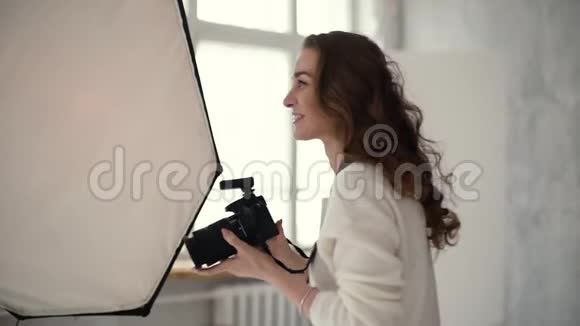 带有专业相机的笑女摄影师的肖像视频的预览图