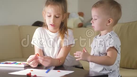 两个孩子老妹妹和弟弟在家玩橡皮泥视频的预览图