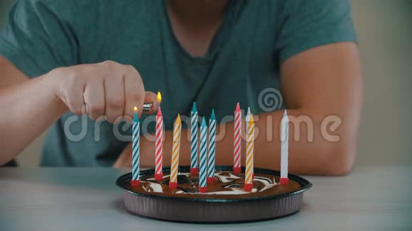 男人在蛋糕上点蜡烛视频的预览图