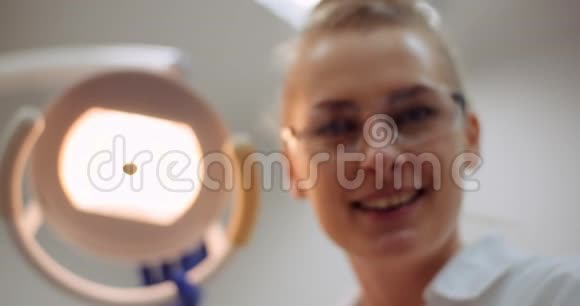 年轻积极的女牙医微笑牙科诊所视频的预览图