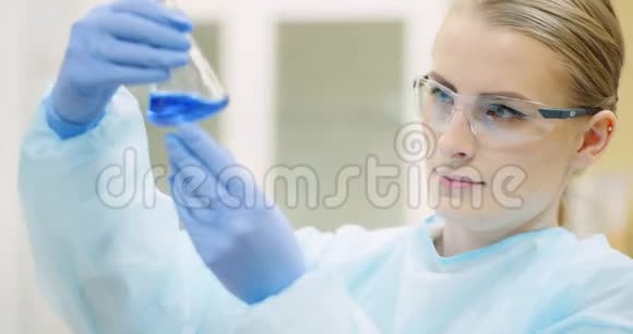 有吸管的女科学家在实验室分析液体视频的预览图