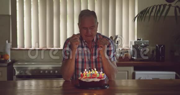家里有生日蛋糕的老人视频的预览图