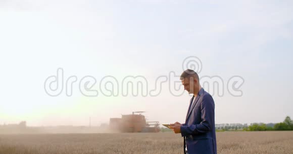 农业农民在收获过程中使用数字平板电脑视频的预览图